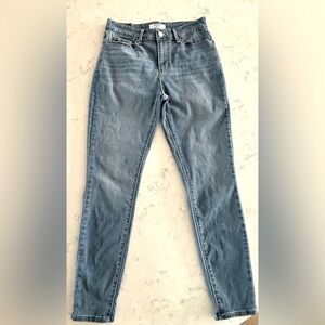 Denizen Levi’s High-Rise Skinny 
Women’s Size 2, Excellent condition, like NEW!!